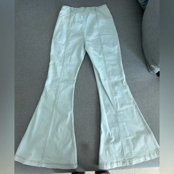 Light washed flare jeans - Picture 2 of 3